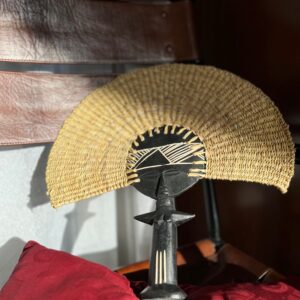 Eventail artisanal bolga sculpté écru 2