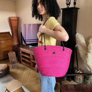 Sac bandoulière fuschia  doublure intérieure avec fermeture sécurisée fait main au Ghana