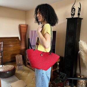 Sac bandoulière rouge doublure intérieure avec fermeture sécurisée fait main au Ghana