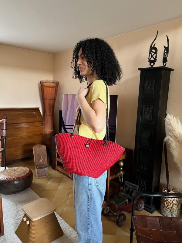 Sac bandoulière rouge doublure intérieure avec fermeture sécurisée fait main au Ghana