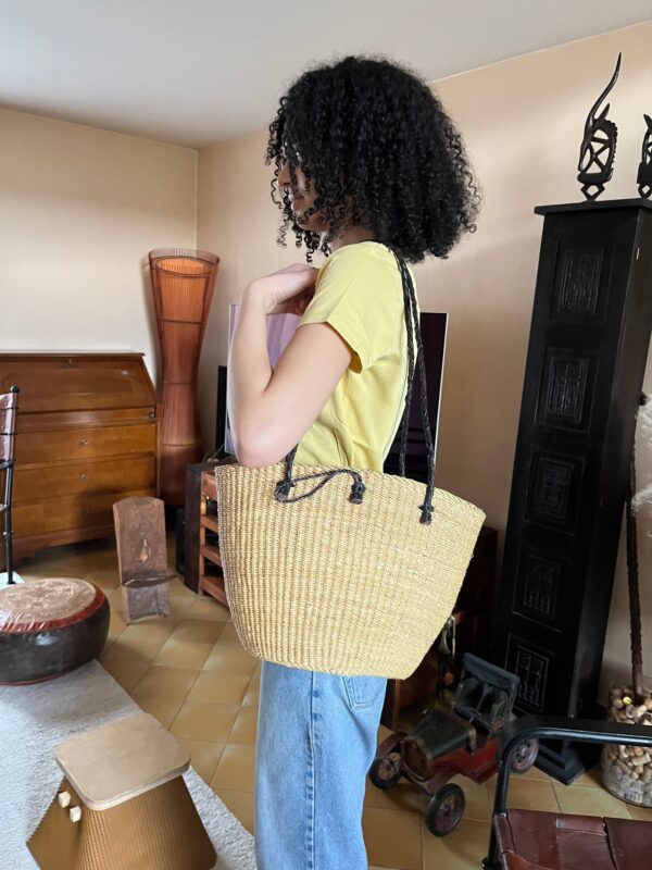 Sac bandoulière écru doublure intérieure avec fermeture sécurisée fait main au Ghana – Image 2