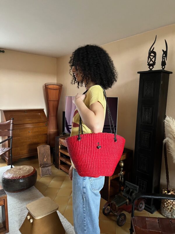 Sac bandoulière rouge doublure intérieure avec fermeture sécurisée fait main au Ghana – Image 2