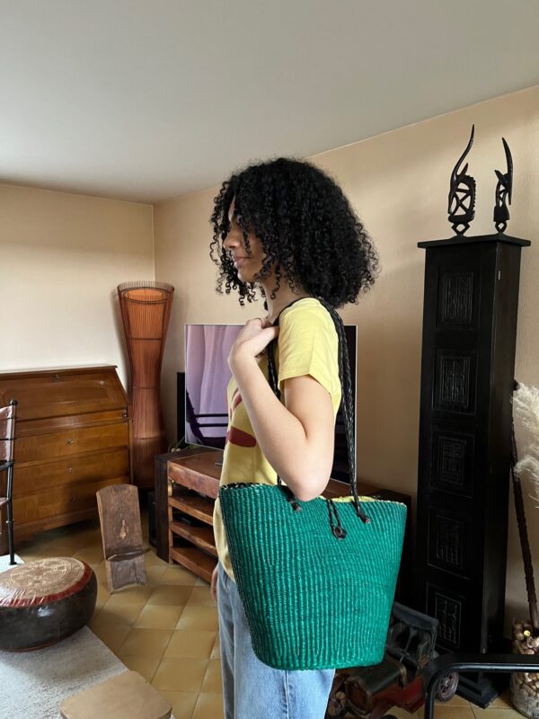 Sac bandoulière vert  doublure intérieure avec fermeture sécurisée fait main au Ghana – Image 3