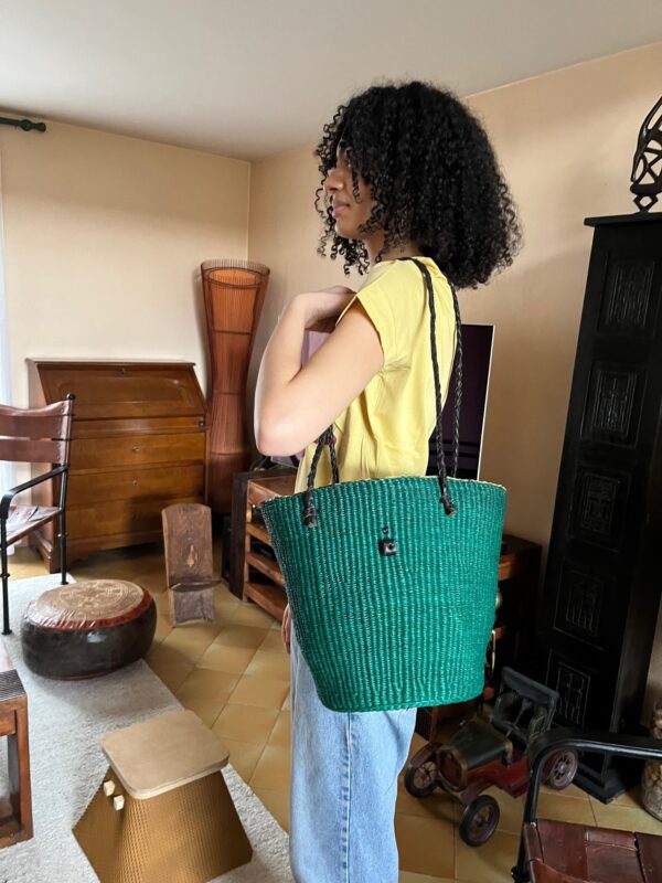 Sac bandoulière vert  doublure intérieure avec fermeture sécurisée fait main au Ghana – Image 2