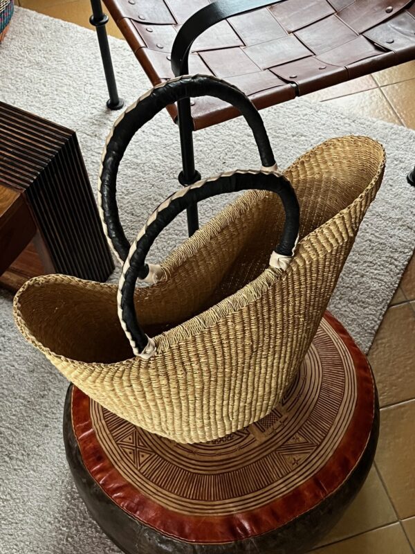 Panier artisanal bolga Kadina Ecru avec anses en cuir – Image 2